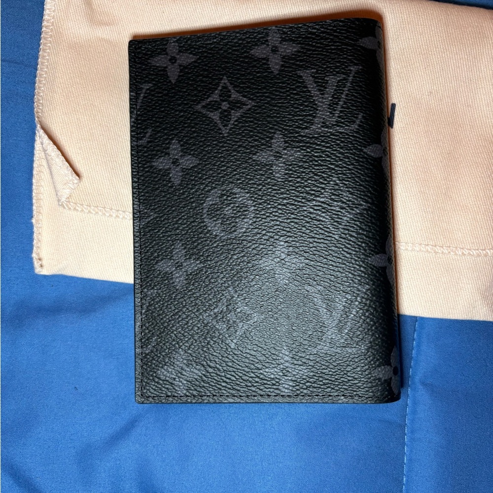 Louis Vuitton passport cover monogram eclipse - Picture 3 of 4